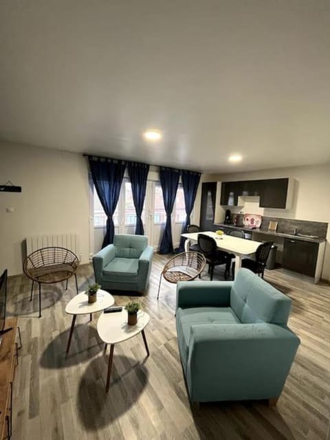 Kitchen or kitchenette, Living room, Seating area, Dining area