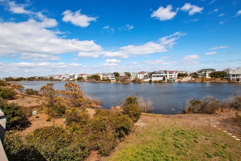 Oceanside, Hot Tub, Lake Views! Dogs Welcome! -OS2J, Jeanes Dream House in Corolla