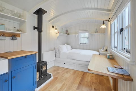 Bed, Kitchen or kitchenette, Bedroom