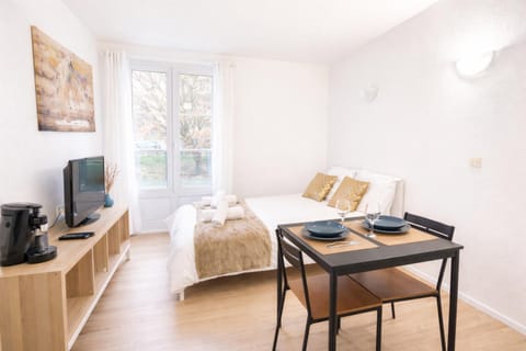 Communal lounge/ TV room, TV and multimedia, Photo of the whole room, Seating area, Dining area, Bedroom, towels