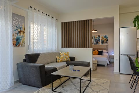 Bed, TV and multimedia, Living room, Photo of the whole room, Seating area, Bedroom