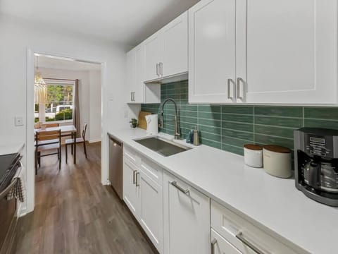 Hot Tub, Putting Green + Bikes! Apartment in Mount Pleasant