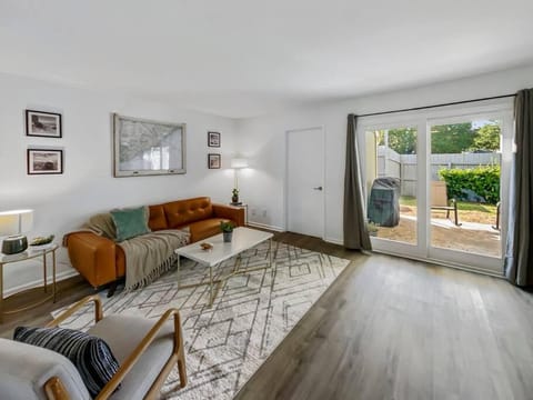 Hot Tub, Putting Green + Bikes! Apartment in Mount Pleasant