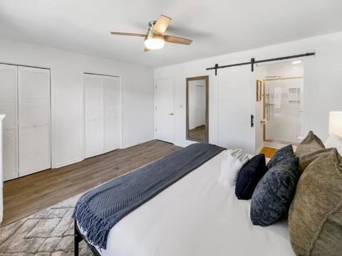 Hot Tub, Putting Green + Bikes! Apartment in Mount Pleasant