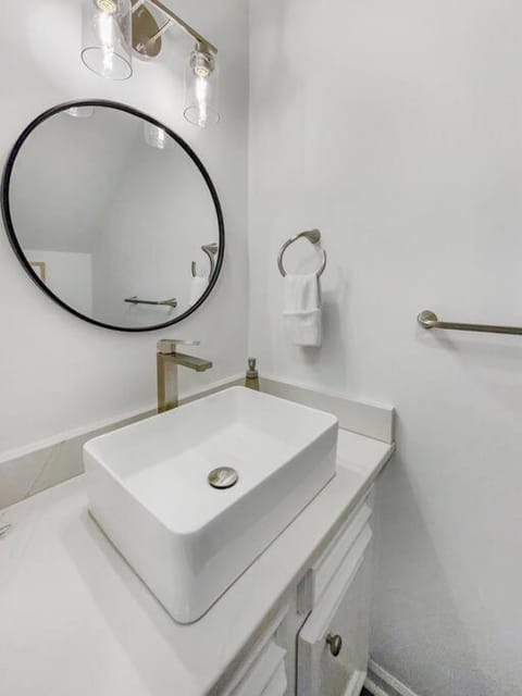 Hot Tub, Putting Green + Bikes! Apartment in Mount Pleasant