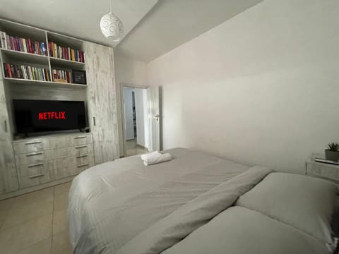 Bed, TV and multimedia, Bedroom, locker