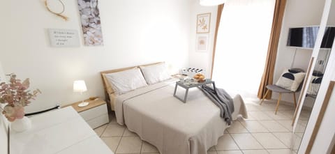 Bed, TV and multimedia, Photo of the whole room, Bedroom, furniture, heating, internet, wardrobe, wedding