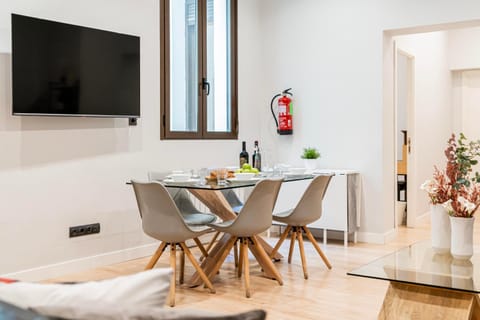 TV and multimedia, Living room, Seating area, Dining area