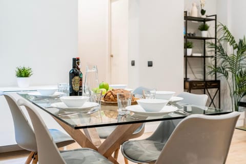 TV and multimedia, Coffee/tea facilities, Living room, Food and drinks, Seating area, Dining area, Food, Drinks