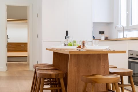 Kitchen or kitchenette, Dining area, dishwasher, minibar, pet friendly, stove