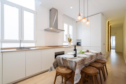 Kitchen or kitchenette, Dining area, internet, minibar, pet friendly, stove, air conditioner