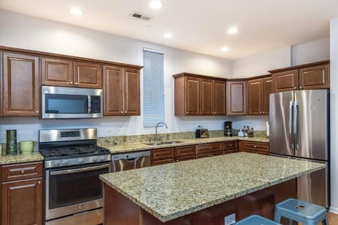 ENTIRE BUILDING-Walk to Lincoln Park or The Beach House in Lincoln Park