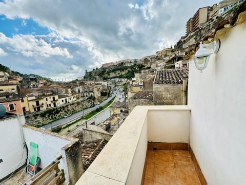 View (from property/room), Balcony/Terrace, City view