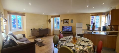 TV and multimedia, Kitchen or kitchenette, Living room, Seating area, Dining area, kitchen