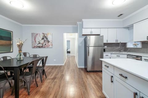 Beautiful Remodeled Penthouse Unit in Old Town House in Lincoln Park