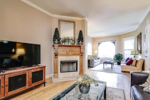 Old-World Classic Building Downtown Apartment in Chicago