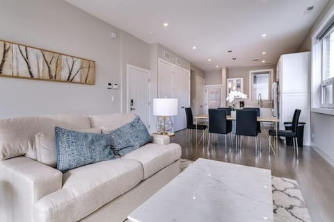 Stunning Condo #2 - Downtown River North House in Chicago