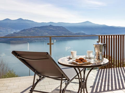 Balcony/Terrace, Lake view, Mountain view