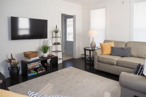 Steps to Dtwn! Suttons Bay Retreat Near Wine Trail House in Suttons Bay