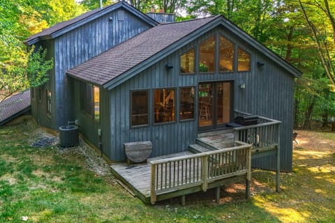 Soaking Tub and Fire Pit! Home Near Dtwn Suttons Bay House in Suttons Bay