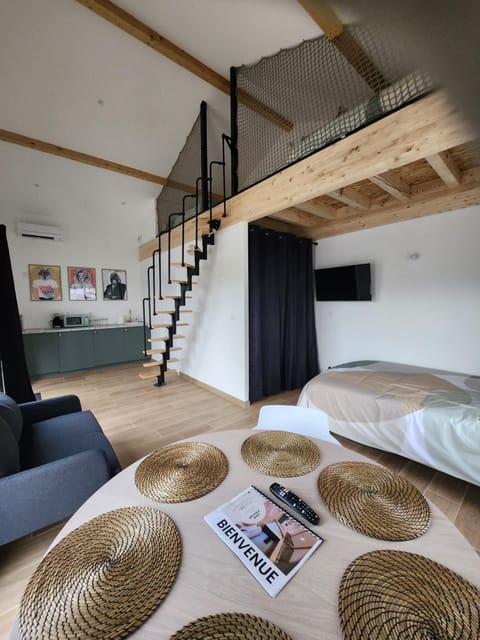 Bed, Living room, Seating area, kitchen