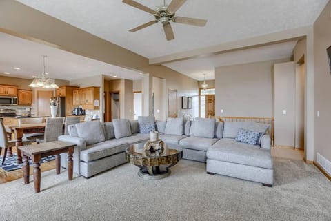 Spacious Pool House with tons of amenities! House in Iowa