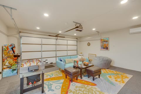 The Maharaja Retreat with Hot Tub and EV Charger! House in Yucca Valley