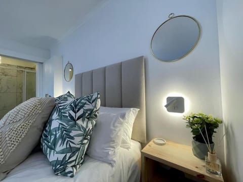 Bed, Living room, Photo of the whole room, Seating area