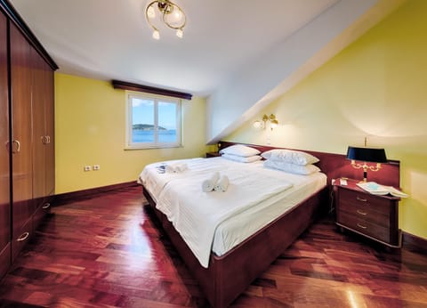 Seafront Penthouse Apartment in Vis