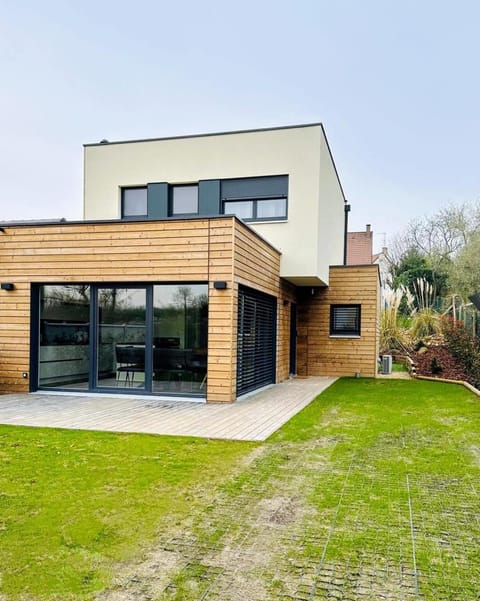 Property building, Patio, Garden, Garden, Parking