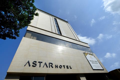 Property building, Restaurant/places to eat, Property logo or sign, Sauna, Fitness centre/facilities, Breakfast, group of guests