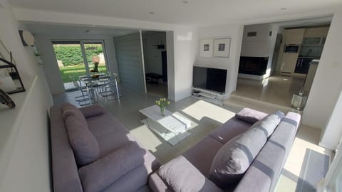 TV and multimedia, Living room, Seating area, Dining area