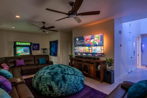 TV and multimedia, Living room, Seating area, Evening entertainment, fireplace