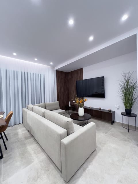 Communal lounge/ TV room, TV and multimedia, Living room, Seating area, Evening entertainment