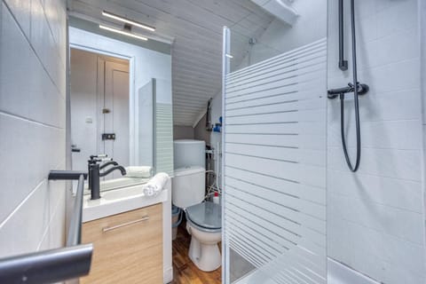 Shower, Bathroom, towels