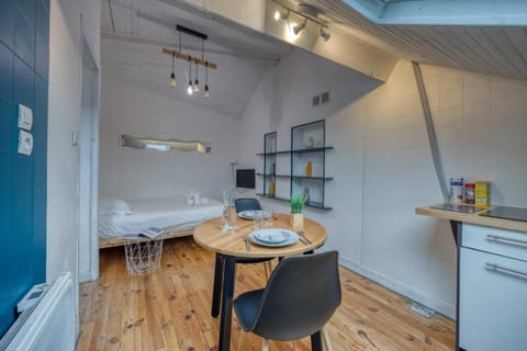 Kitchen or kitchenette, Living room, Seating area, Dining area