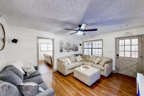 Dogs Welcome! Big Oak Hideaway Near Lake Martin House in Lake Martin