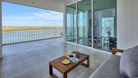 Balcony/Terrace, Seating area, Lake view