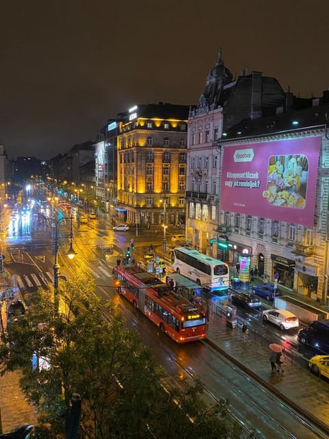 Night, People, Neighbourhood, City view, Street view, Location, group of guests, Parking, shuttle