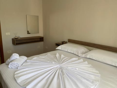 Bed, Bedroom, towels