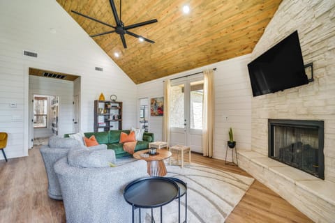 Chic Forest Hideaway in Broken Bow with Hot Tub House in Broken Bow