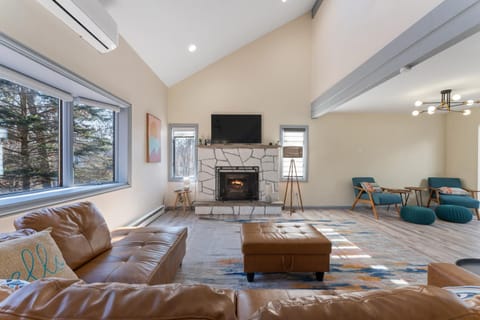 TV and multimedia, Living room, Seating area, Evening entertainment, flat iron