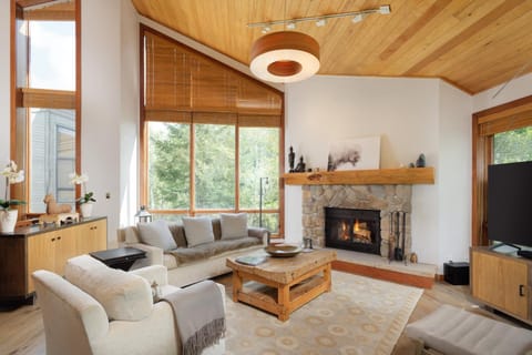 Newly Remodeled Ski-In Out Snowmass View Townhome by The Woodrun V Townhouses House in Snowmass Village