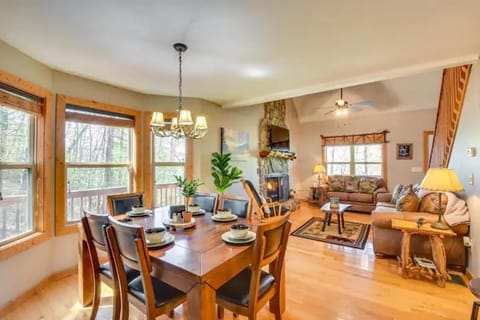 Cozy North GA Cabin 3BR3BA, Fire Pit & Game Rm Cabin in Union County