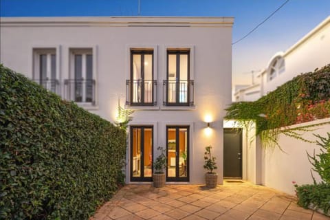 Property building, Facade/entrance, Garden, Garden view