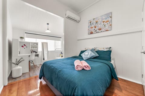 Bedroom, towels