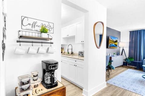 Stylish - Water View Condo - Palm Wave Says Apartment in Coconut Creek