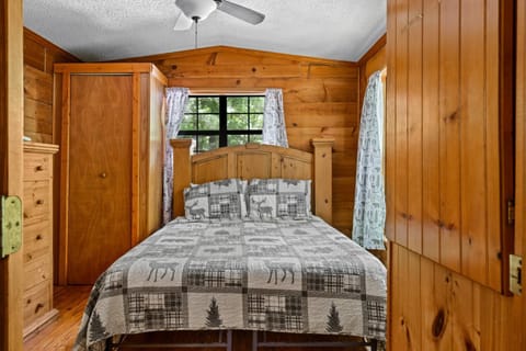 Cozy Cabin, Fireplace, WiFi, Hot Tub, Views! Cabin in Pittman Center