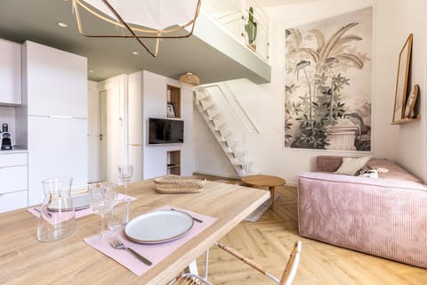 Kitchen or kitchenette, Living room, Seating area, Dining area