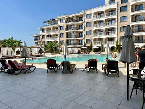 Property building, Swimming pool, sunbed